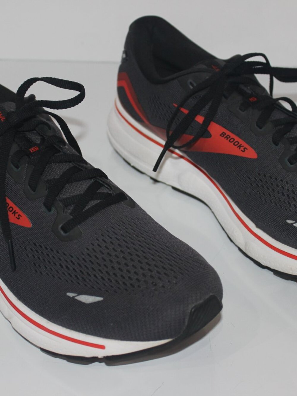 BROOKS GHOST 15 LIKE NEW RUNNING /WALKING SNEAKERS SZ.12  DARK GRAY- EBONY B/RED